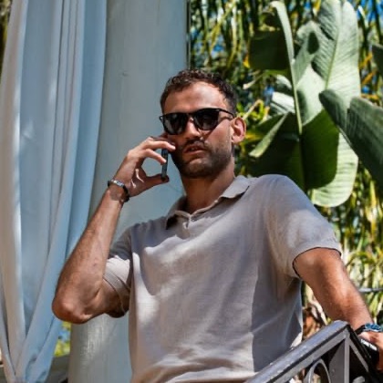 Gaëtan Chardon derrière le micro du podcast Marketing & Chill